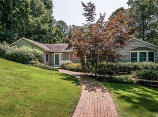 1 Hickory Hl, Roslyn, NY 11576