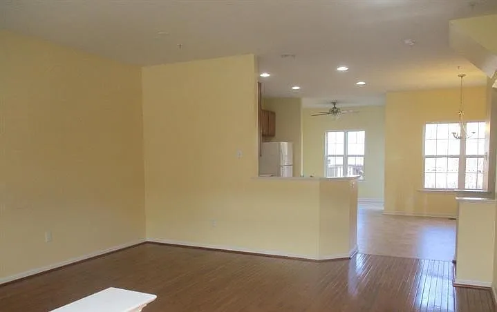 3 bed, 2304 sqft, $2,900 — Photo 4