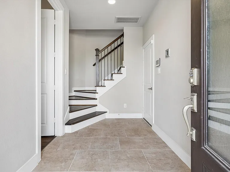 2710 Freund St — Photo 4