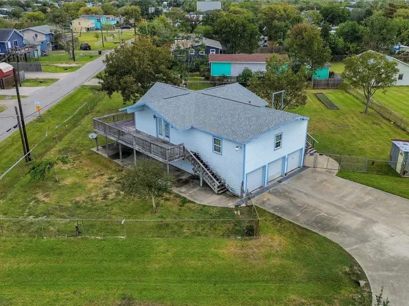 1045 12th St, San Leon, TX 77539