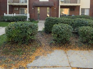 2230 W Nichols Rd #F, Arlington Heights, IL 60004
