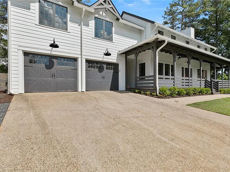 1296 Hilton Dr — Photo 2