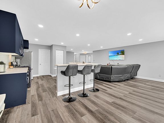 5th image of 832 Flagstone Dr