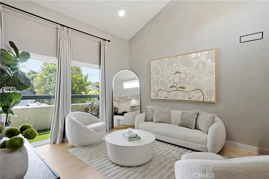 3 bed, 1007 sqft, $3,150 — Photo 3