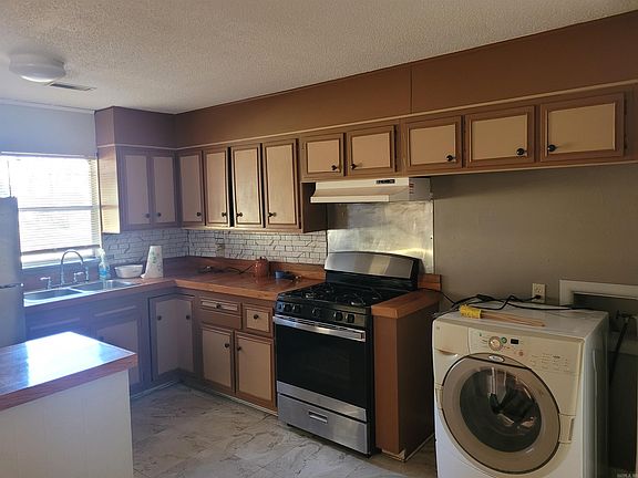 3rd image of 402 Robin Rd