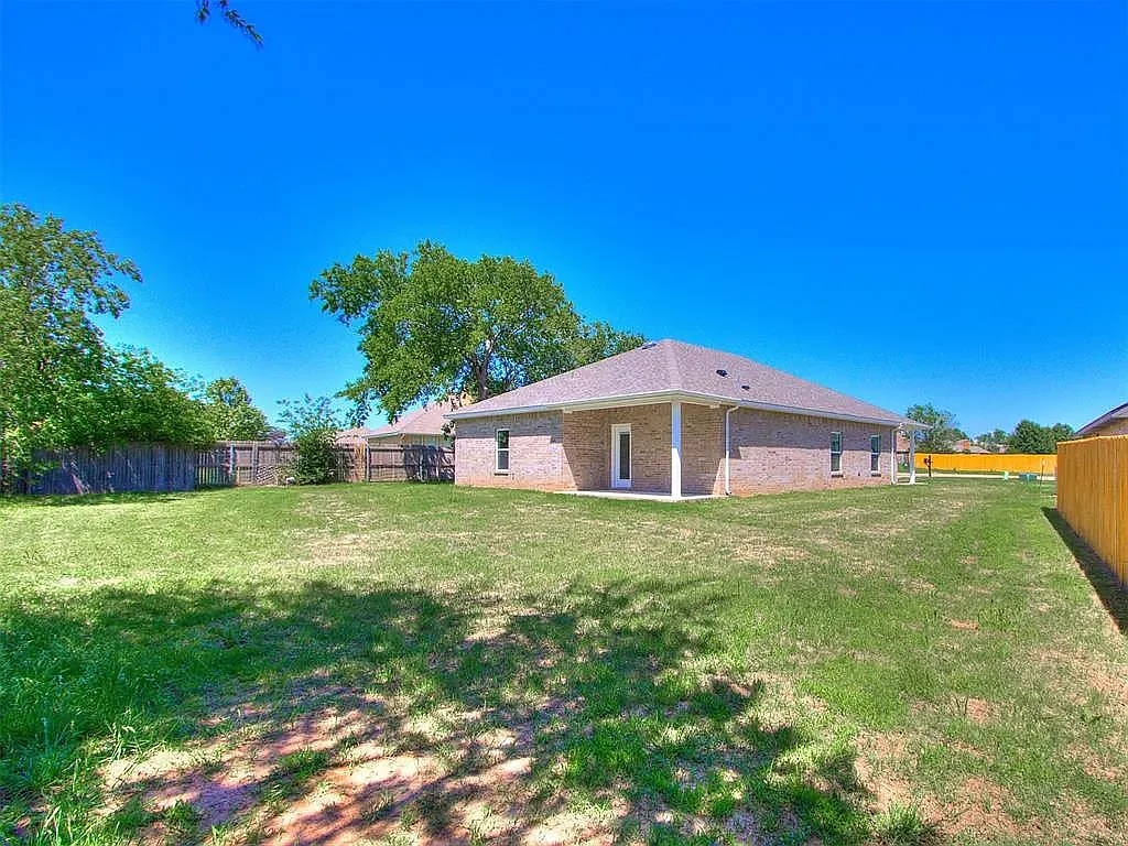 3 bed, 1840 sqft, $2,200 — Photo 3