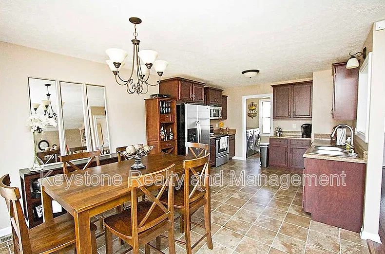 3 bed, 2.5 bath, 1646 sqft, $1,725 — Photo 3