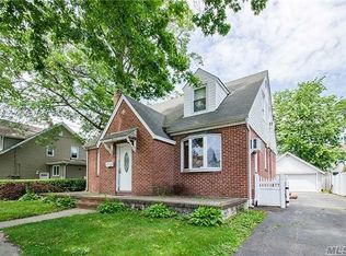 942 Roosevelt St, Franklin Square, NY 11010