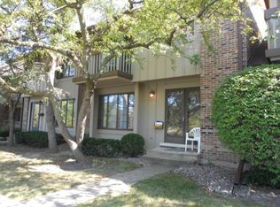 22 Kyle Ct, Willowbrook, IL 60527