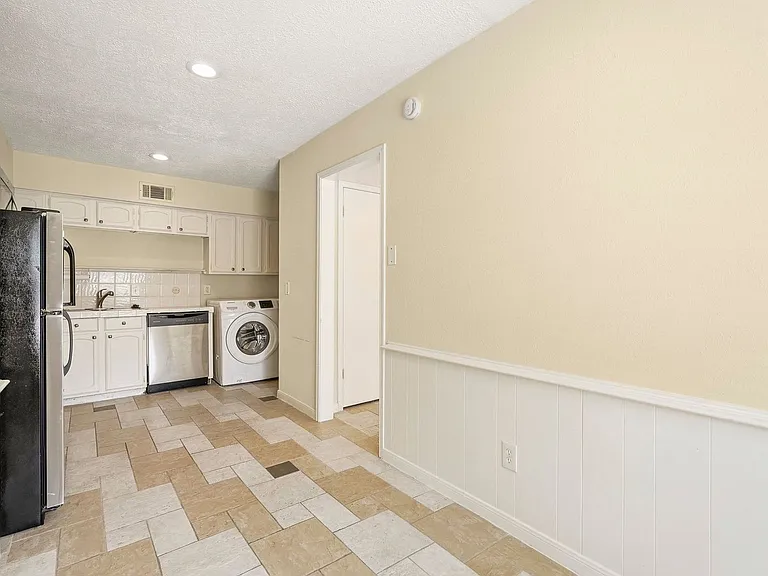 496 N Post Oak Ln — Photo 18