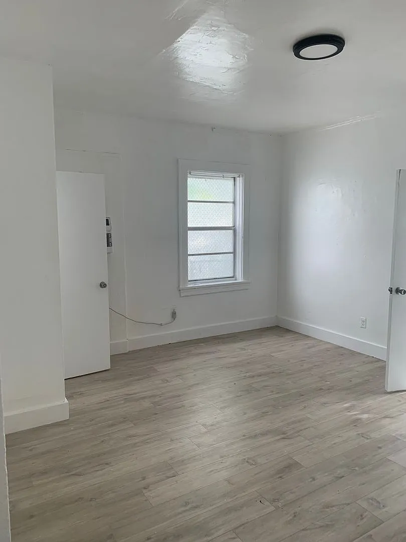 744 Jefferson Ave — Photo 3