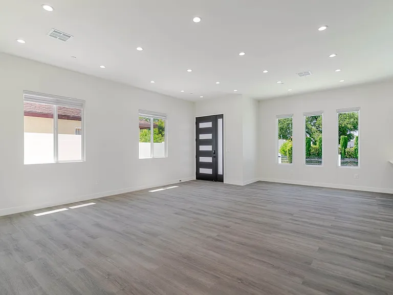 10654 Nassau Ave — Photo 6