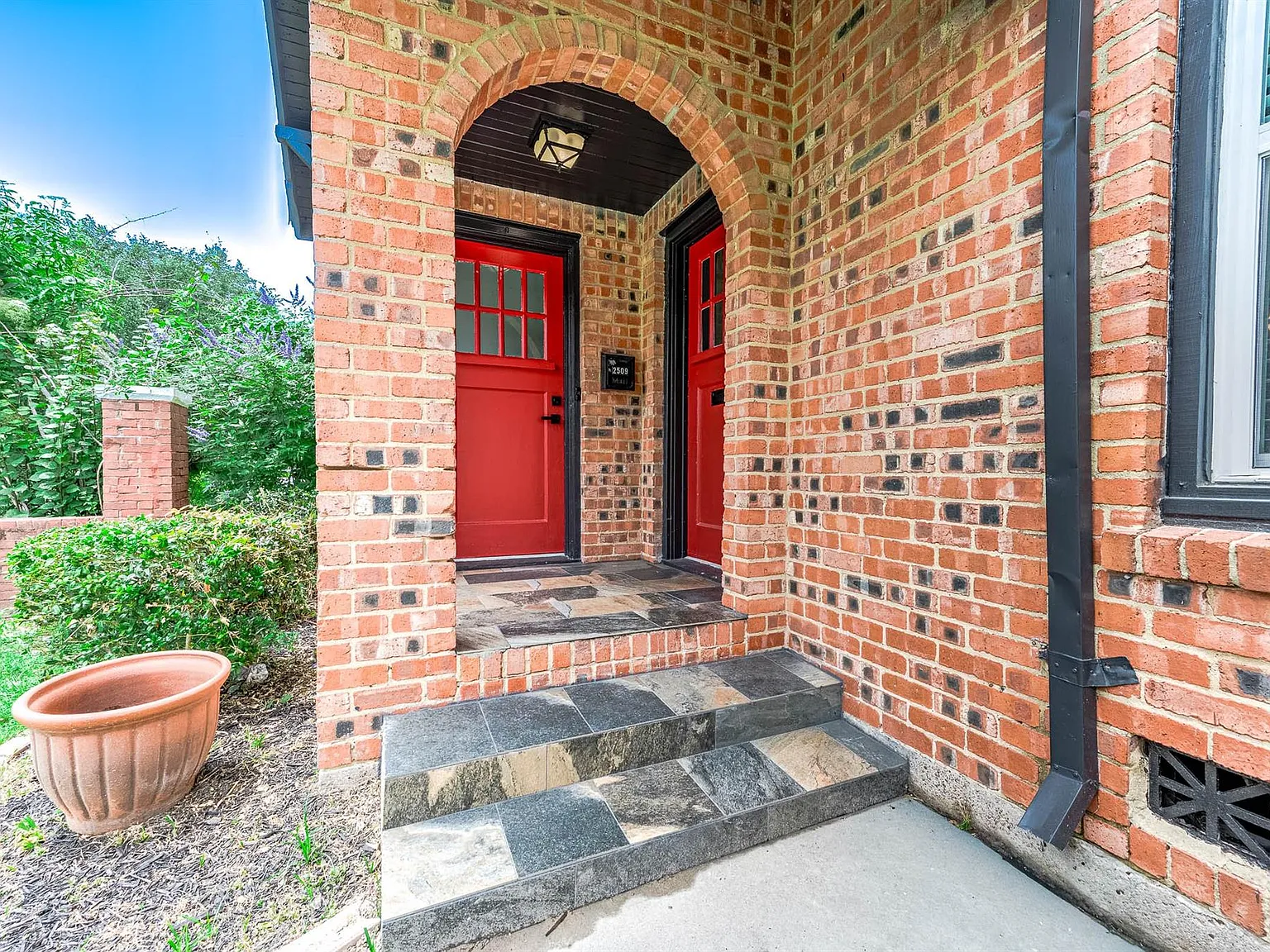 3 bed, 1.0 bath, 2736 sqft, $2,250 — Photo 2