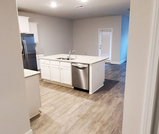 4th image of 326 Emerald Cove St