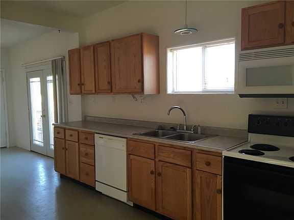 4th image of 412 Highland St