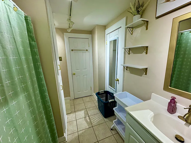 Upstairs full bathroom.