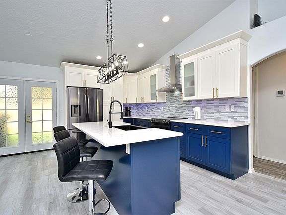 3rd image of 3919 Sutton St