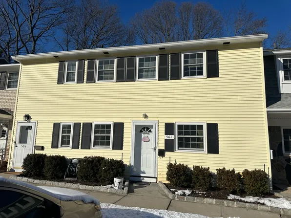 564 Village Dr, Hauppauge, NY 11788