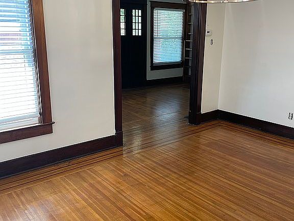 2nd image of 1917 Maplewood Pl