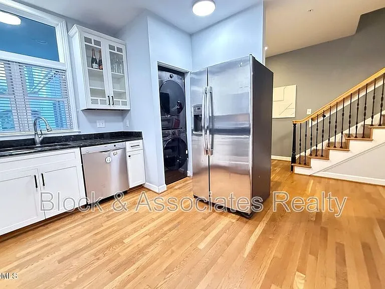 210 E Davie St — Photo 7