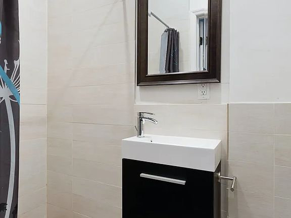 5th image of 204 E 7th St APT 12