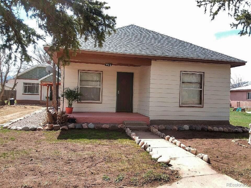 1st image of 211 W Grand St