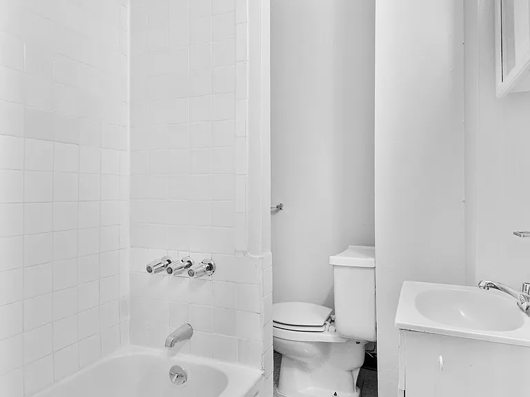 429 E 65th St #12 — Photo 5
