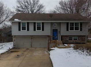 1701 NE Auburn Dr, Lees Summit, MO 64086