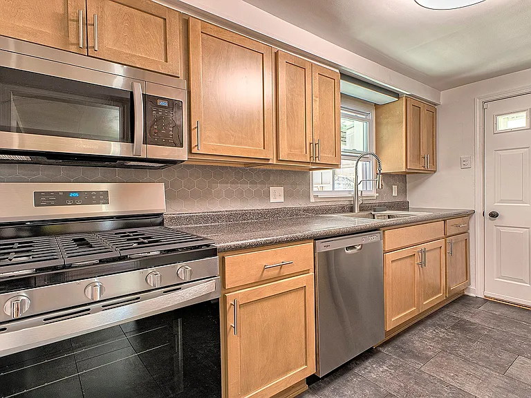 1524 Mansion Pl — Photo 8