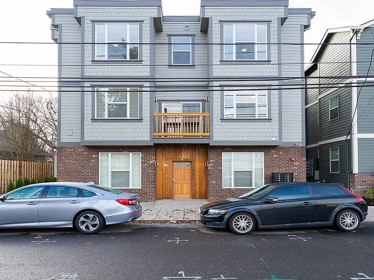 436 NE Stafford St #9 — Photo 3