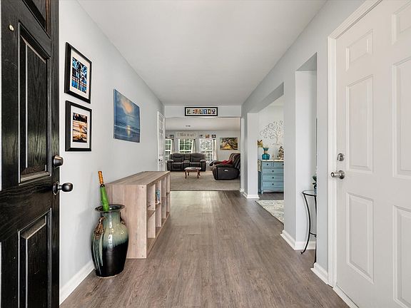 3rd image of 120 Avonshire Dr