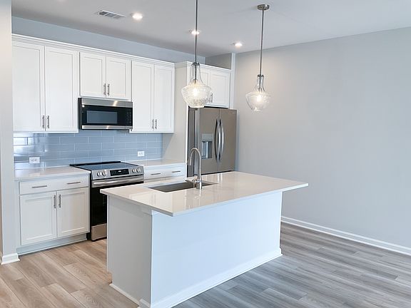 4th image of 483 Crown Dr
