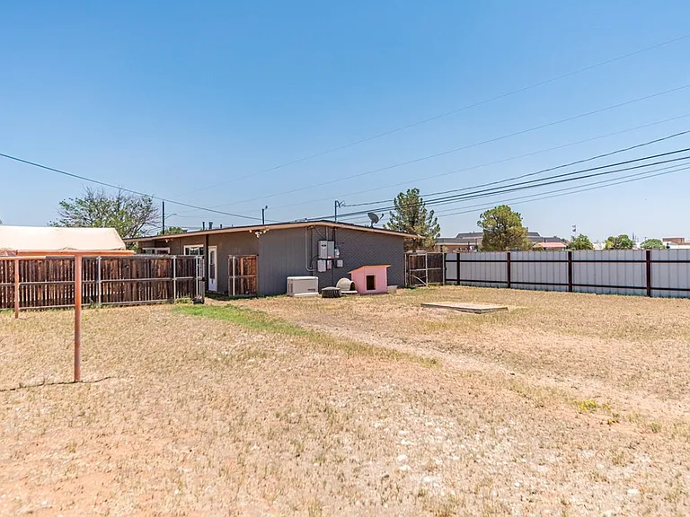 2901 Nabors Ln — Photo 2