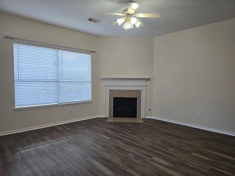 2706 Courtyard Ln — Photo 6