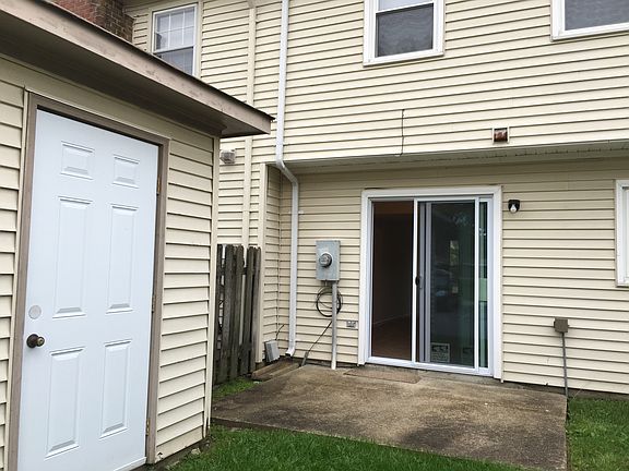 3rd image of 5112 Radcliffe Cir