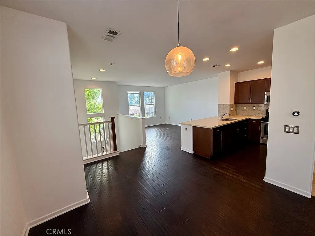 2 bed, 1100 sqft, $3,495 — Photo 4
