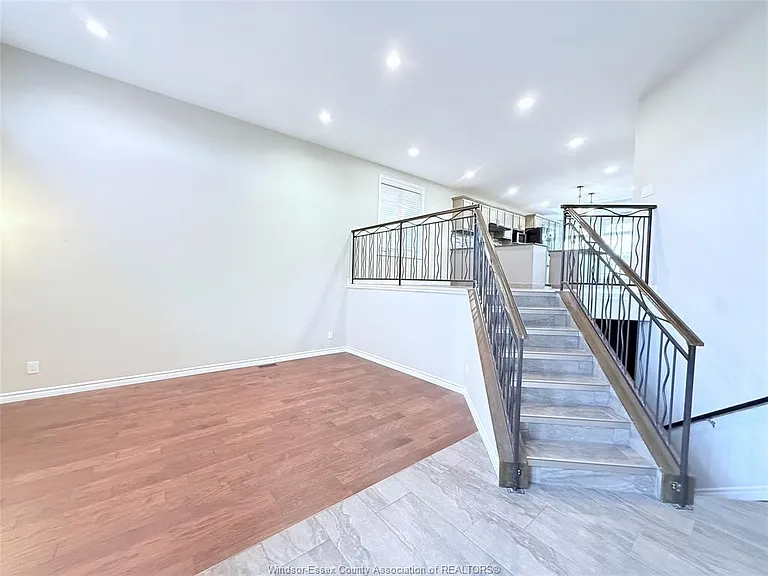 170 Diane Cres — Photo 3