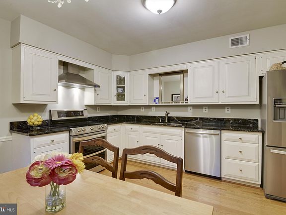 5th image of 1015 Gelston Cir