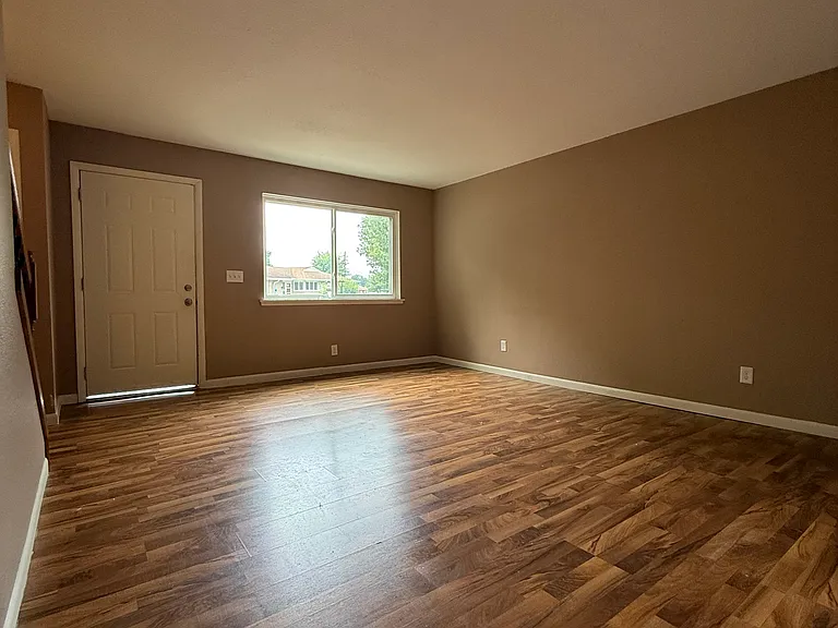 409 Lakeside Ave — Photo 5