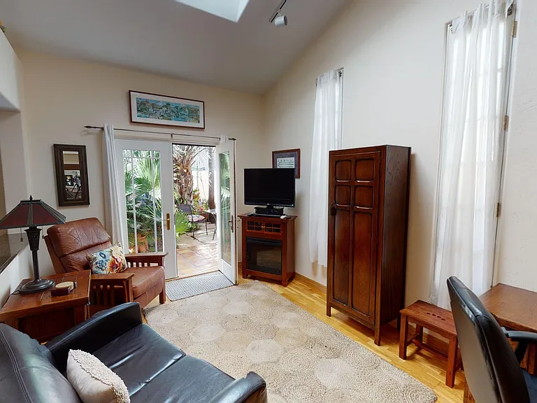 915 Alameda Blvd — Photo 1
