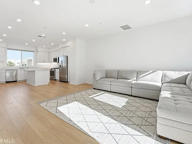 1637 W Lincoln Ave #103 — Photo 7