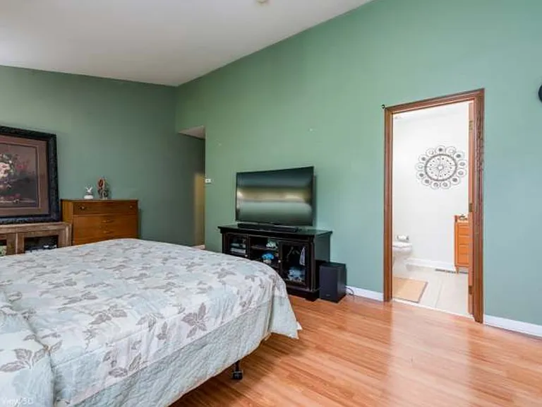 249 Brittany Dr — Photo 1