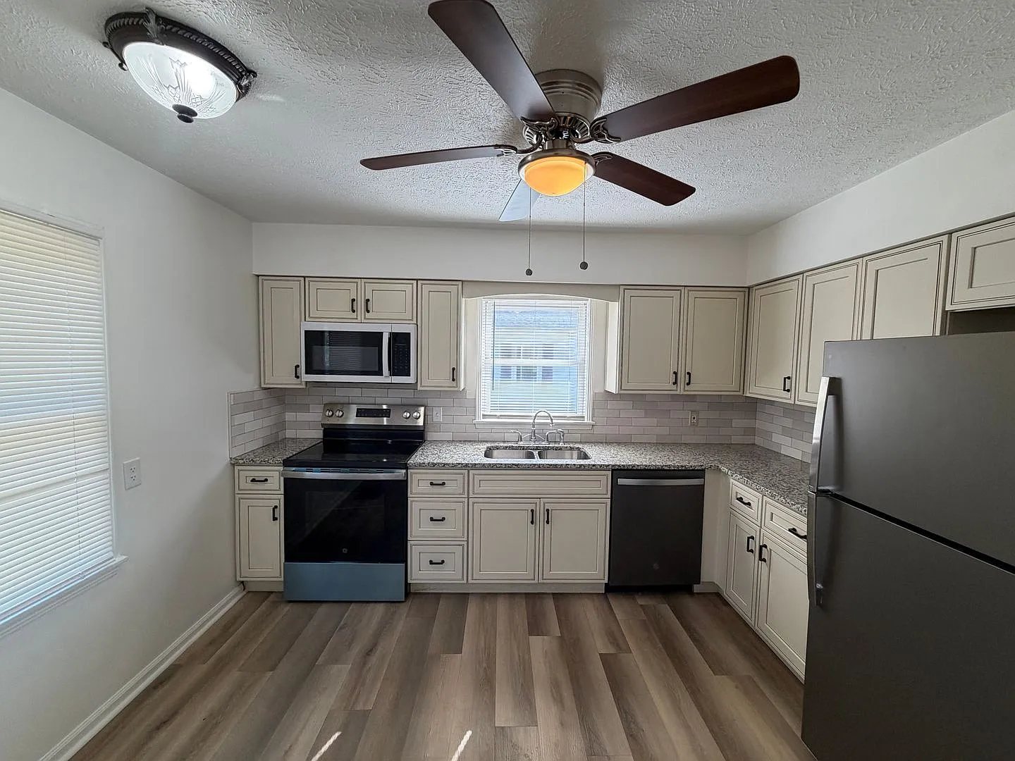 3 bed 1 bath house — Photo 4