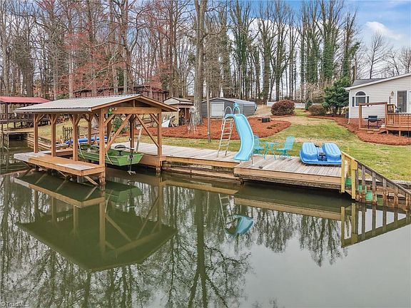 3rd image of 3910 Waterton Rd