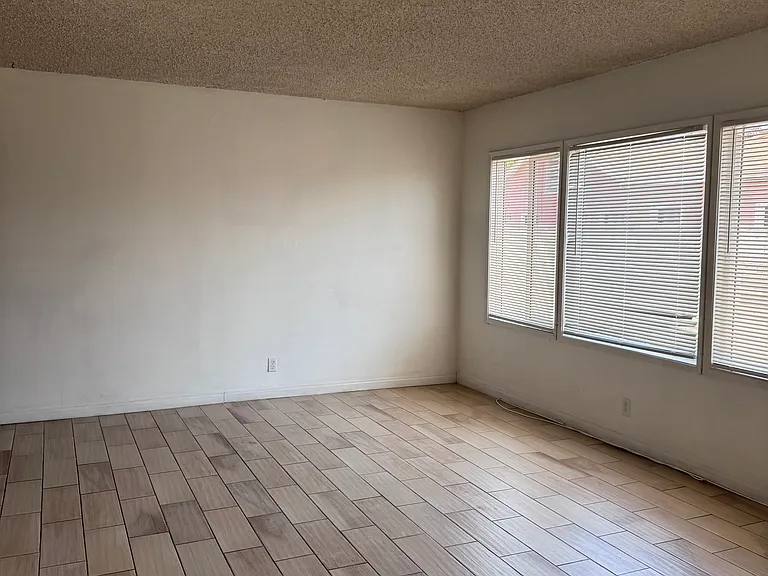 2770 1/2 Glenwood Pl — Photo 15