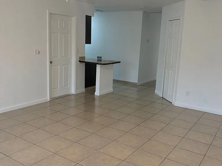 1015 SW 48th Ter — Photo 4