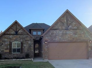 404 Spring Run Dr, Decatur, TX 76234