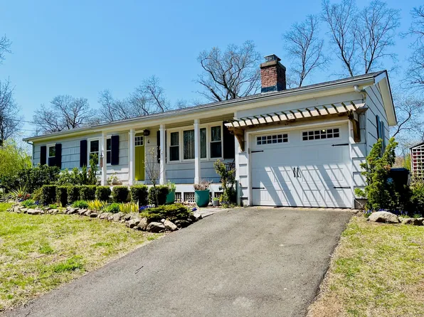 4 Oakdale Road, Branford, CT 06405
