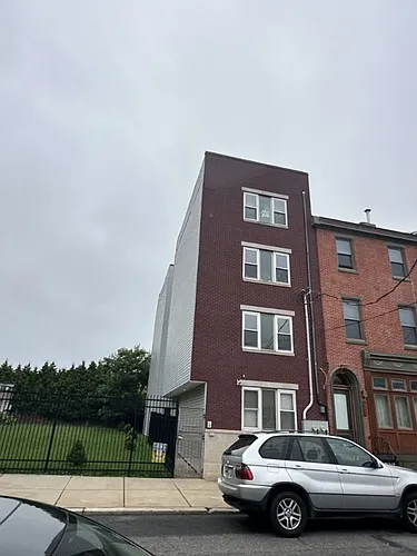 811 N Franklin St Photo 1