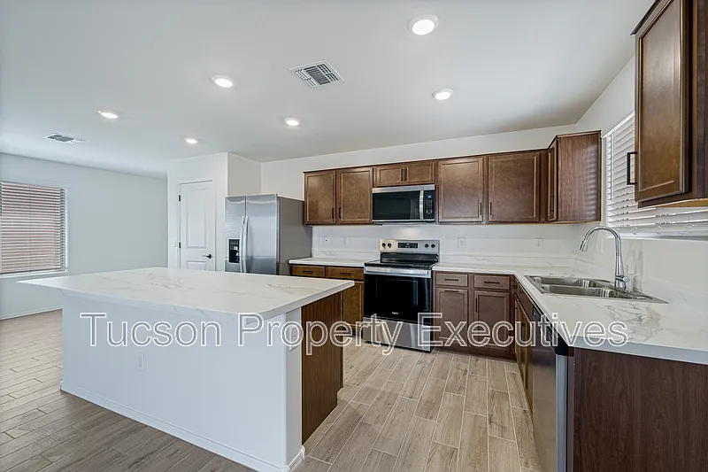 3 bed, 2.0 bath, 1500 sqft, $1,995 — Photo 2